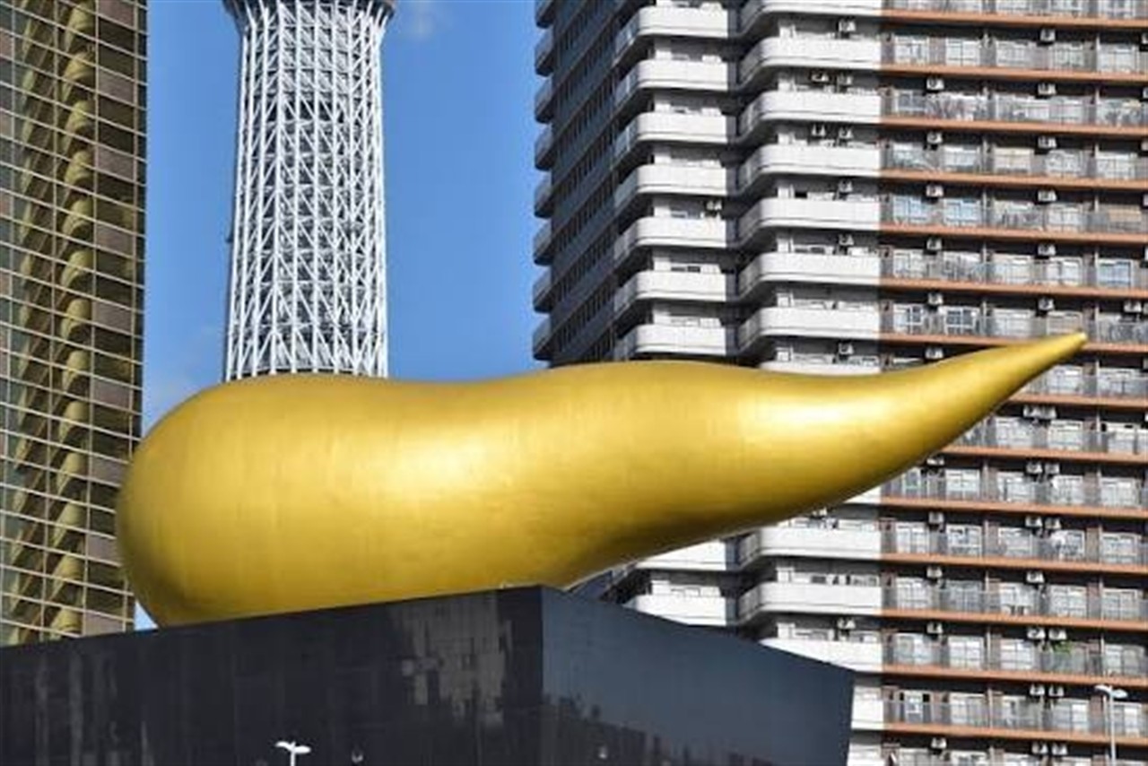 Edifício Asahi Beer Hall em Tóquio coroado pela monumental escultura Flamme d Or projetada por Philippe Starck