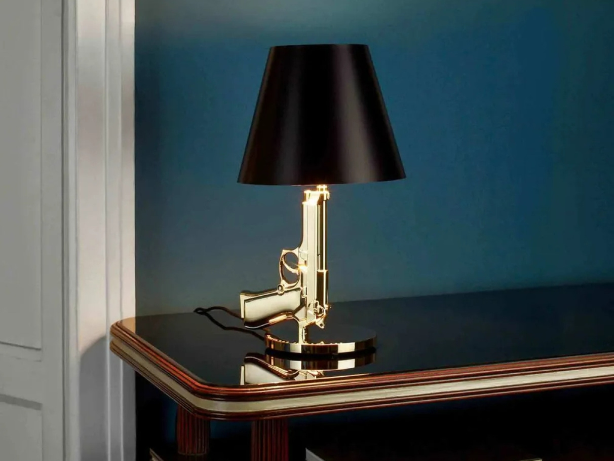 Luminárias da coleção Gun Lamp de Philippe Starck para a Flos banhadas a ouro com base em formato de armas de fogo