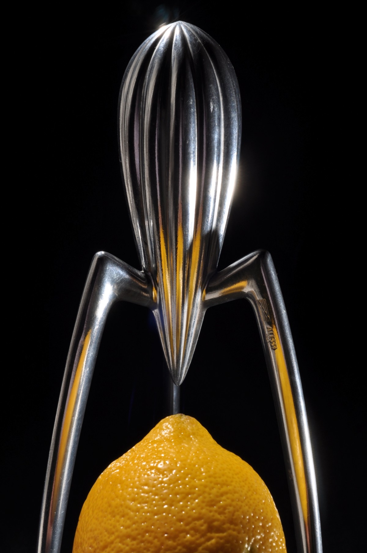 Espremedor de limão Juicy Salif projetado por Philippe Starck para a Alessi com formato escultural de aranha metálica