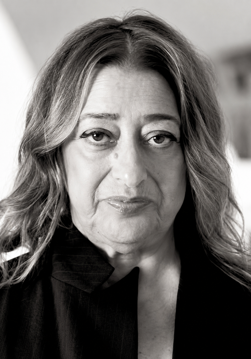 Retrato da arquiteta Dame Zaha Hadid